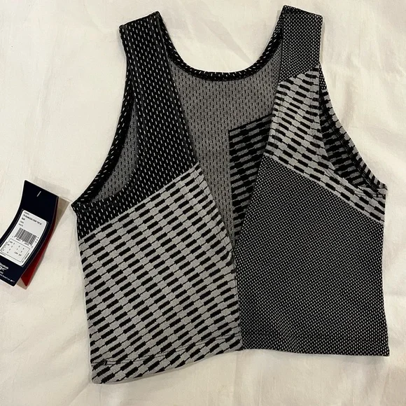 BNWT Reebok Crop Top - Picture 2 of 3